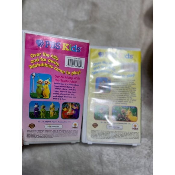 Playskool Hasbro 1998 Teletubbie Laa Laa plush, two vhs tapes included - Picture 4 of 6